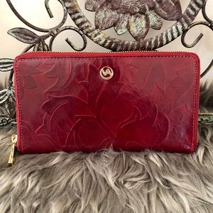 NWT Valentina Clutch Zippered ❤️